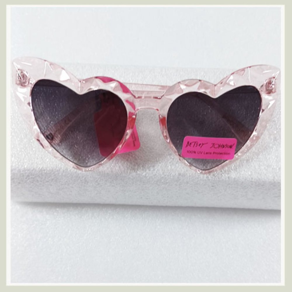 💖🕶️✨ Betsey Johnson Faceted Heart Sunglasses – Pink Oversized Frames - Picture 6 of 7